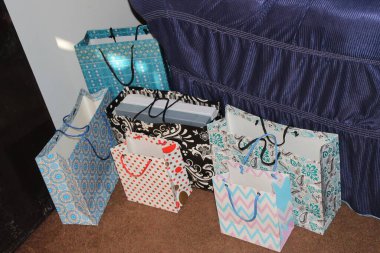 Birkaç farklı kağıt alışveriş torbası. Mockup için Renkli Boş Poşetler. Markalaşmak için uzayın bileşimi. Manzara çantalarını kapat