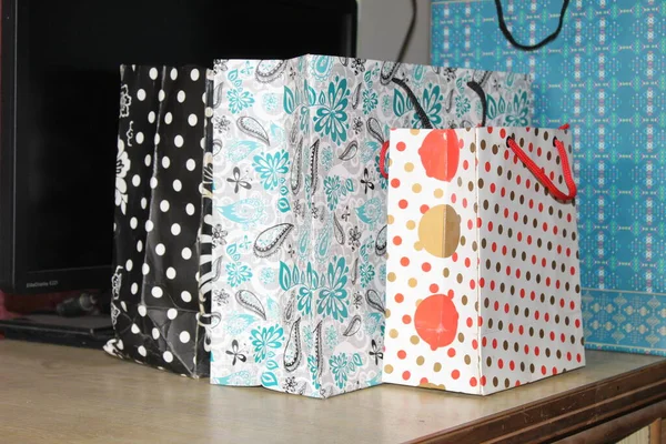 Birkaç farklı kağıt alışveriş torbası. Mockup için Renkli Boş Poşetler. Markalaşmak için uzayın bileşimi. Manzara çantalarını kapat