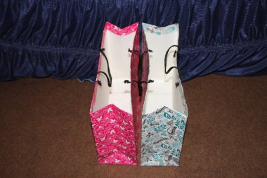 Renkli kağıt alışveriş torbaları. Mockup için Renkli Boş Poşetler. Markalaşmak için uzayın bileşimi. Manzara çantalarını kapat