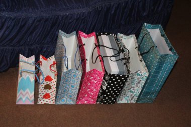 Renkli kağıt alışveriş torbaları. Mockup için Renkli Boş Poşetler. Markalaşmak için uzayın bileşimi. Manzara çantalarını kapat