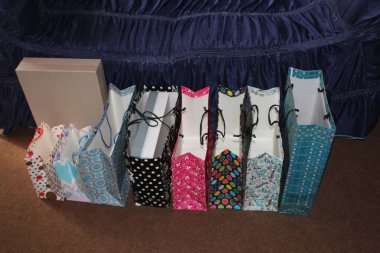 Renkli kağıt alışveriş torbaları. Mockup için Renkli Boş Poşetler. Markalaşmak için uzayın bileşimi. Manzara çantalarını kapat