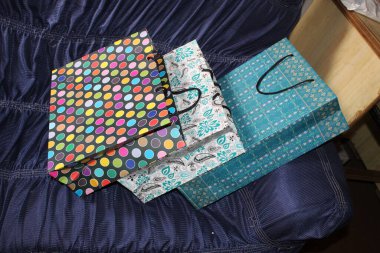 Renkli kağıt alışveriş torbaları. Mockup için Renkli Boş Poşetler. Markalaşmak için uzayın bileşimi. Manzara çantalarını kapat