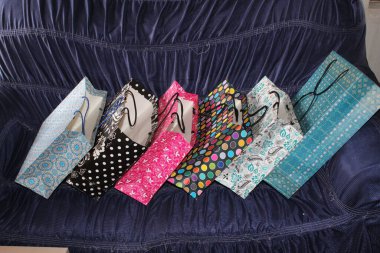 Renkli kağıt alışveriş torbaları. Mockup için Renkli Boş Poşetler. Markalaşmak için uzayın bileşimi. Manzara çantalarını kapat