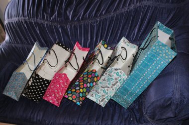 Renkli kağıt alışveriş torbaları. Mockup için Renkli Boş Poşetler. Markalaşmak için uzayın bileşimi. Manzara çantalarını kapat