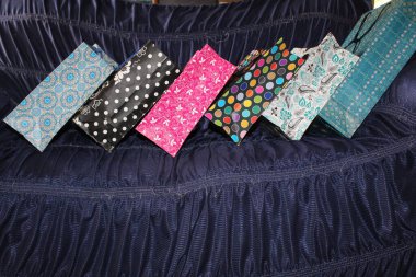 Renkli kağıt alışveriş torbaları. Mockup için Renkli Boş Poşetler. Markalaşmak için uzayın bileşimi. Manzara çantalarını kapat