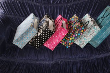 Renkli kağıt alışveriş torbaları. Mockup için Renkli Boş Poşetler. Markalaşmak için uzayın bileşimi. Manzara çantalarını kapat