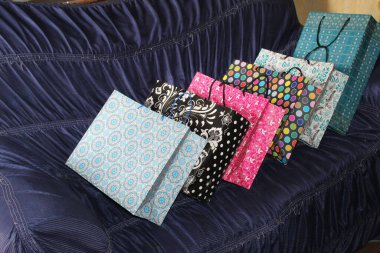 Renkli kağıt alışveriş torbaları. Mockup için Renkli Boş Poşetler. Markalaşmak için uzayın bileşimi. Manzara çantalarını kapat