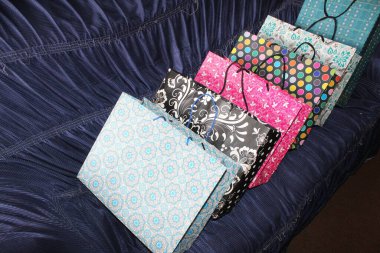 Renkli kağıt alışveriş torbaları. Mockup için Renkli Boş Poşetler. Markalaşmak için uzayın bileşimi. Manzara çantalarını kapat