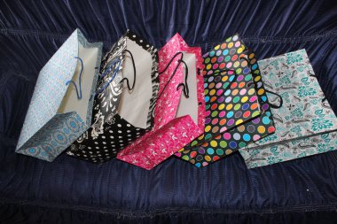 Renkli kağıt alışveriş torbaları. Mockup için Renkli Boş Poşetler. Markalaşmak için uzayın bileşimi. Manzara çantalarını kapat