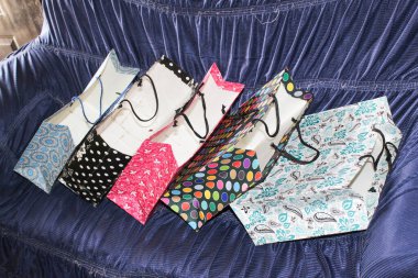 Renkli kağıt alışveriş torbaları. Mockup için Renkli Boş Poşetler. Markalaşmak için uzayın bileşimi. Manzara çantalarını kapat