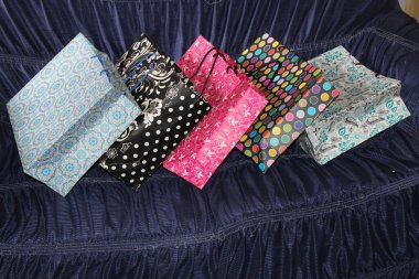 Renkli kağıt alışveriş torbaları. Mockup için Renkli Boş Poşetler. Markalaşmak için uzayın bileşimi. Manzara çantalarını kapat