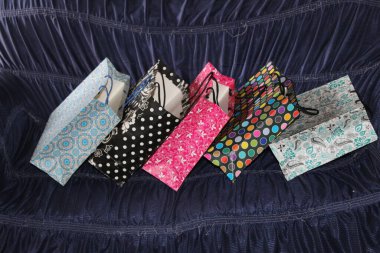 Renkli kağıt alışveriş torbaları. Mockup için Renkli Boş Poşetler. Markalaşmak için uzayın bileşimi. Manzara çantalarını kapat