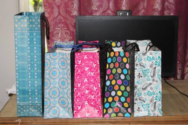 Renkli kağıt alışveriş torbaları. Mockup için Renkli Boş Poşetler. Markalaşmak için uzayın bileşimi. Manzara çantalarını kapat