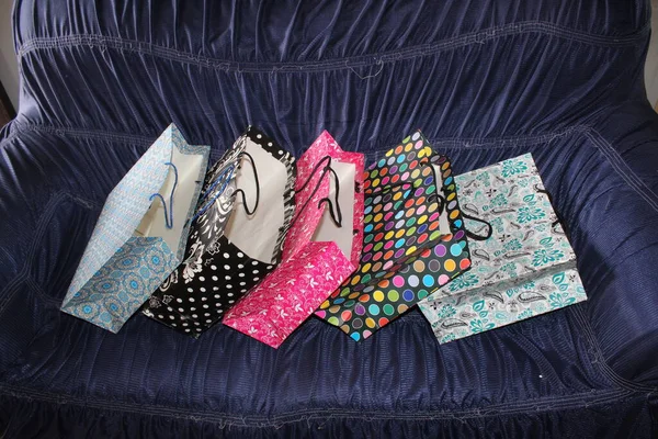 Renkli kağıt alışveriş torbaları. Mockup için Renkli Boş Poşetler. Markalaşmak için uzayın bileşimi. Manzara çantalarını kapat