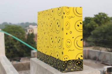 Alışveriş torbaları. Mockup için renkli boş kağıt torbaları. Markalaşmak için uzayın bileşimi. Manzara çantalarını kapat