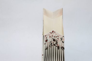 Alışveriş torbaları. Mockup için renkli boş kağıt torbaları. Markalaşmak için uzayın bileşimi. Manzara çantalarını kapat
