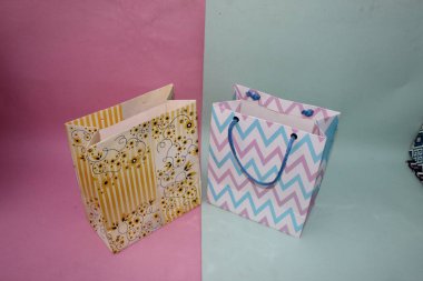 Alışveriş torbaları. Mockup için renkli boş kağıt torbaları. Markalaşmak için uzayın bileşimi. Manzara çantalarını kapat