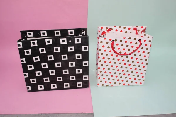 买购物袋 一套五颜六色的空纸袋 供调味用 品牌建设空间的构成 近视袋 — 图库照片