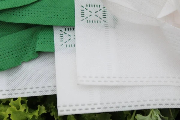 Mehrweg Stofftaschen Mit Grünem Natürlichem Hintergrund Umweltfreundliche Taschen Polypropylen Einkaufstaschen lizenzfreie Stockfotos