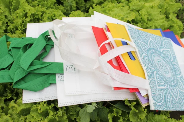 Mehrweg Stofftaschen Mit Grünem Natürlichem Hintergrund Umweltfreundliche Taschen Polypropylen Einkaufstaschen Stockfoto