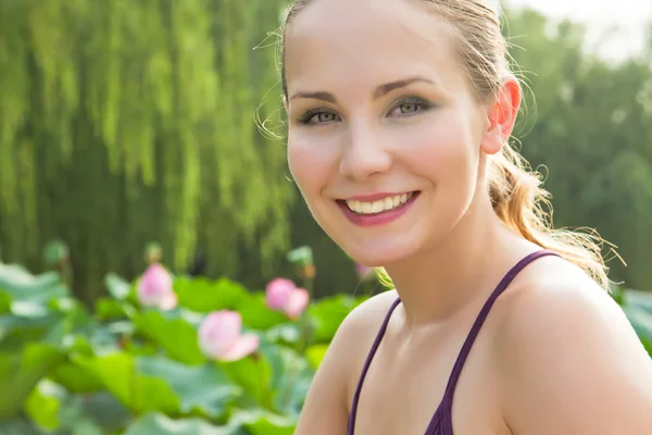 Bella donna nel parco del loto — Foto Stock