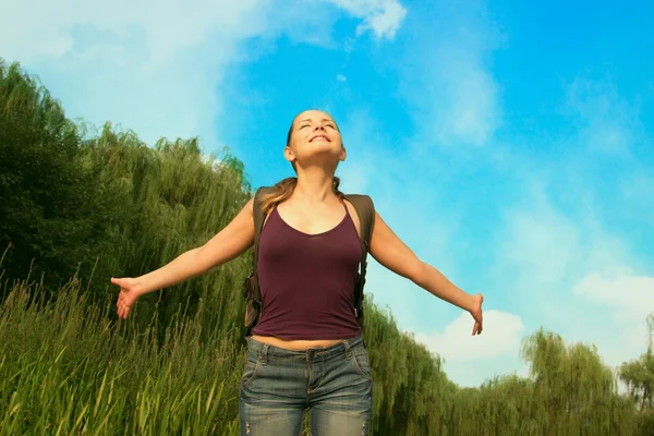 Ung vacker kvinna njuter av livet. frihet begreppet happines — Stockfoto