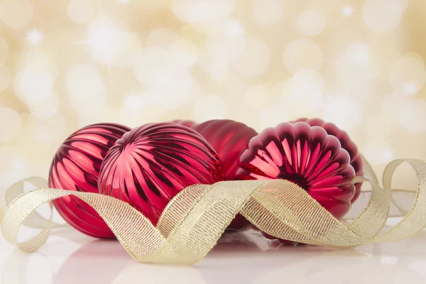 Bolas de Navidad sobre fondo abstracto. Decoración de año nuevo — Foto de Stock