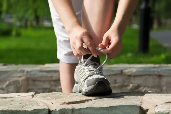 Scarpe da corsa legate da una donna. Fitness jog concetto di benessere — Foto Stock