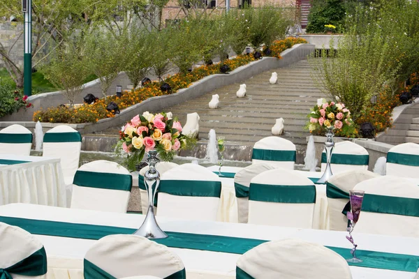 Накрытие стола на свадьбу или вечеринку под открытым небом в парке — стоковое фото
