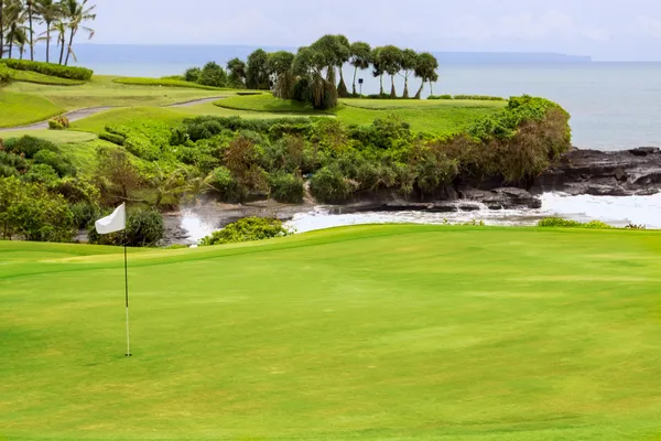 A bunker és a zászló, a mezők sziget Golf course Stock Kép