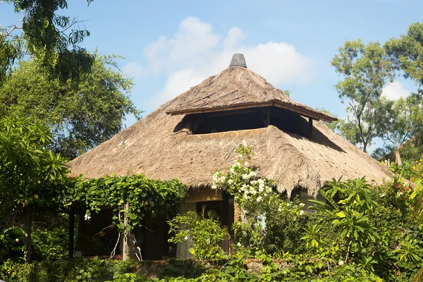 Bungalow tropical para um descanso e relaxamento — Fotografia de Stock