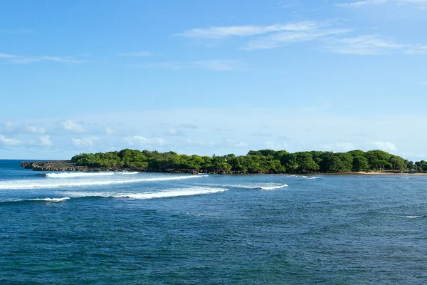 Lussureggiante isola tropicale in un concetto di viaggio e vacanza — Foto Stock