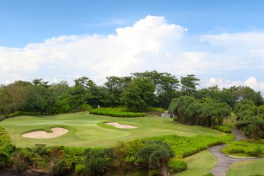 büyük golf alanı için eğitim ve mavi gökyüzü