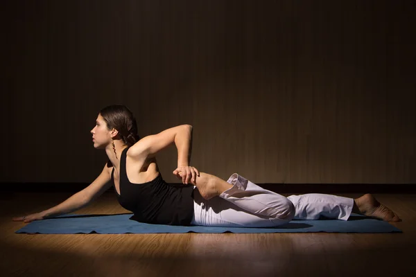 Young woman practising yoga, healthy lifestyle — Stock Photo, Image