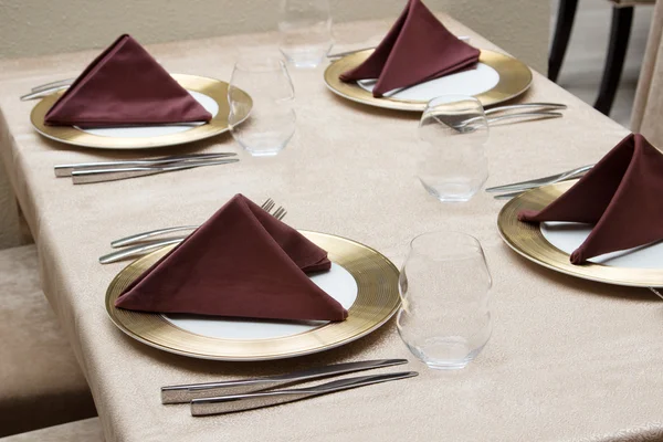 Interno di ristorante moderno con tavolo servito — Foto Stock
