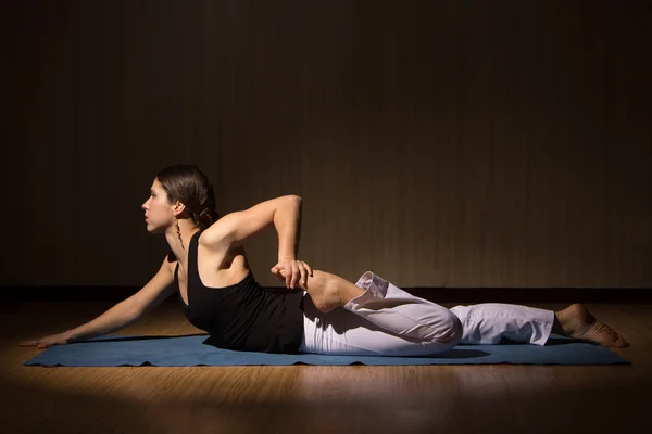 Junge Frau praktiziert Yoga, gesunder Lebensstil lizenzfreie Stockfotos