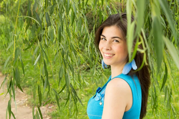 Chica bonita con cara de peca en hojas verdes fondo sonriendo —  Fotos de Stock