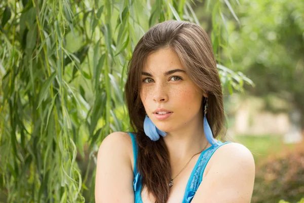 Mujer bonita sobre hojas verdes fondo — Foto de Stock