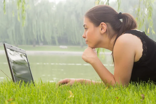 Young woman with laptop computer working outside — Stock Photo, Image