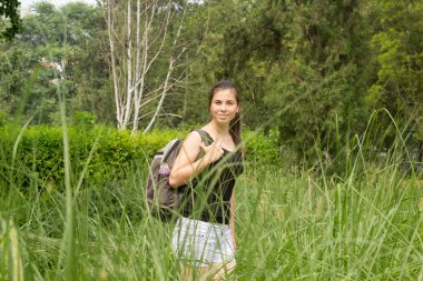 Bayan sırt çantası ormanda yaz hiking