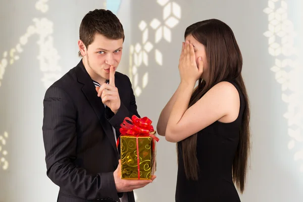 Uomo contiene scatola regalo per donna Foto Stock