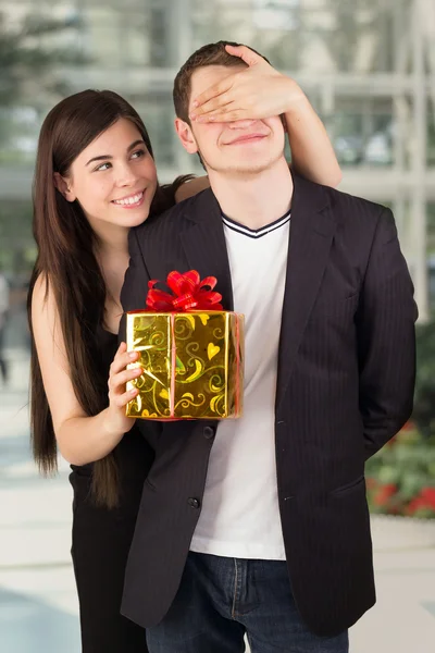 Happy romantic couple with gift Royalty Free Stock Photos