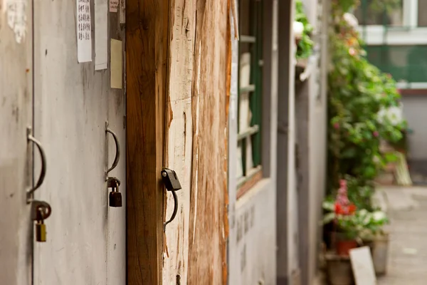 グランジ スタイルでロックとクローズ アップ古い木製のドア ストック画像