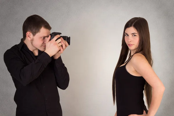 Fotograf fotografowania modelu w studio Obrazy Stockowe bez tantiem