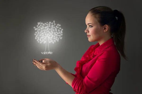 Jonge vrouw met nieuwe groeiende boom. ecologische concept Rechtenvrije Stockfoto's