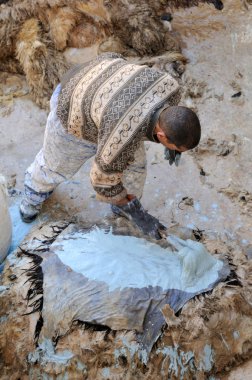 bilinmeyen erkek deri hazırlamak için çalışır.