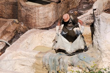 bilinmeyen erkek deri hazırlamak için çalışır.