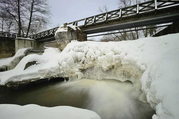 Diga del fiume in inverno — Foto Stock