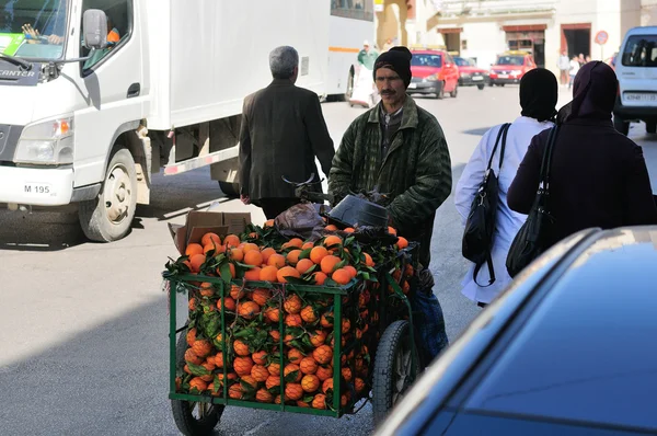 Arabo che porta frutta in una città Fes — Foto Stock
