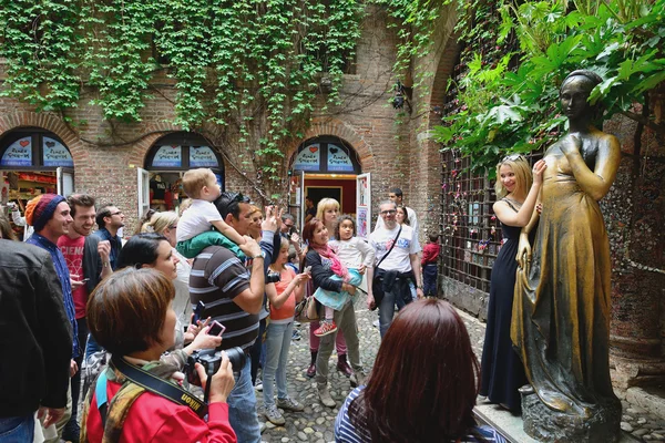 Juliet staty, verona — Stockfoto